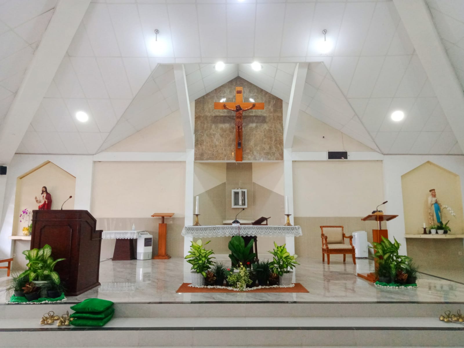 Umat Lingkungan St. Gregorius merawat tanaman di Gereja
