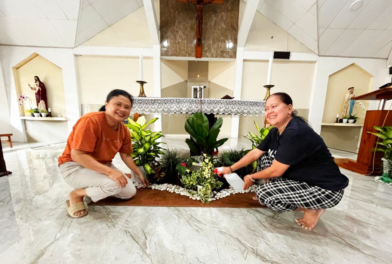 Umat Lingkungan St. Gregorius merawat tanaman di Gereja