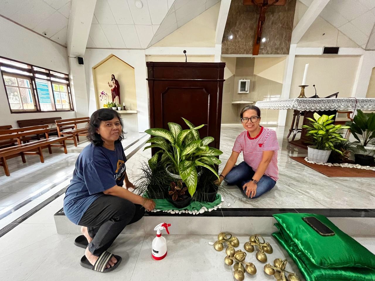 Umat Lingkungan St. Gregorius merawat tanaman di Gereja