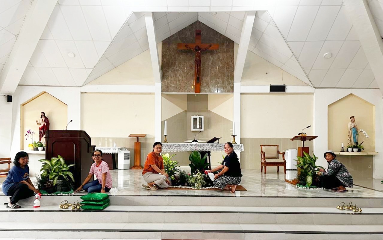 Umat Lingkungan St. Gregorius merawat tanaman di Gereja
