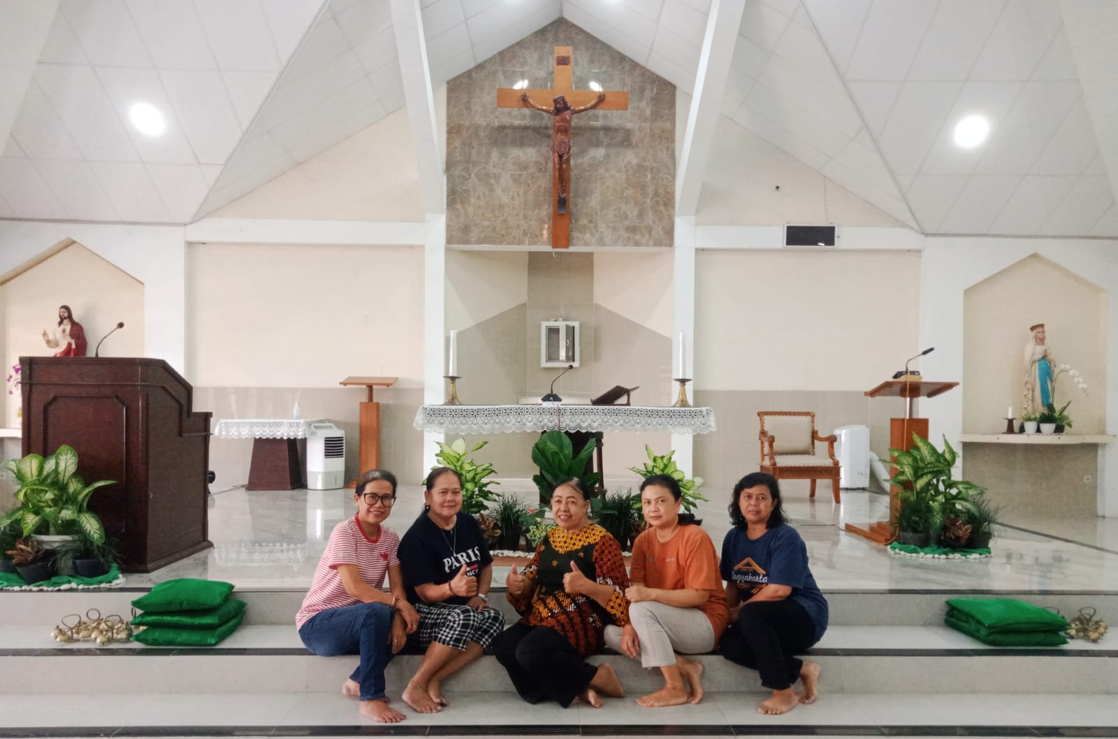 Umat Lingkungan St. Gregorius merawat tanaman di Gereja