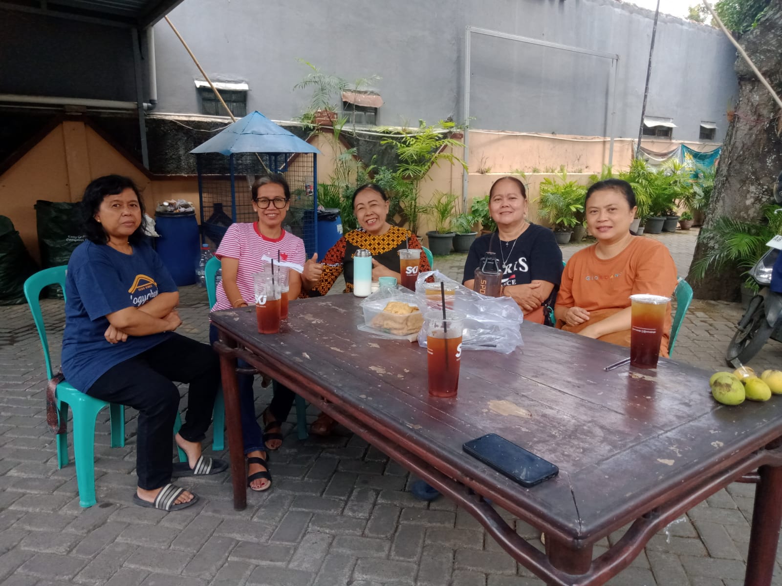Umat Lingkungan St. Gregorius merawat tanaman di Gereja