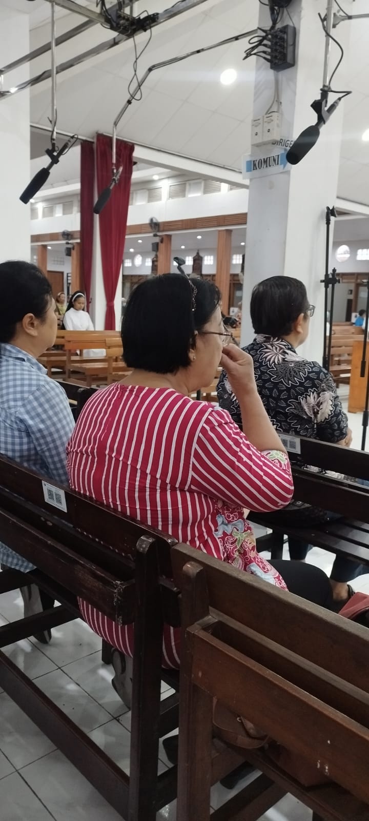 Umat Lingkungan St. Gregorius mengikuti pelayanan liturgi