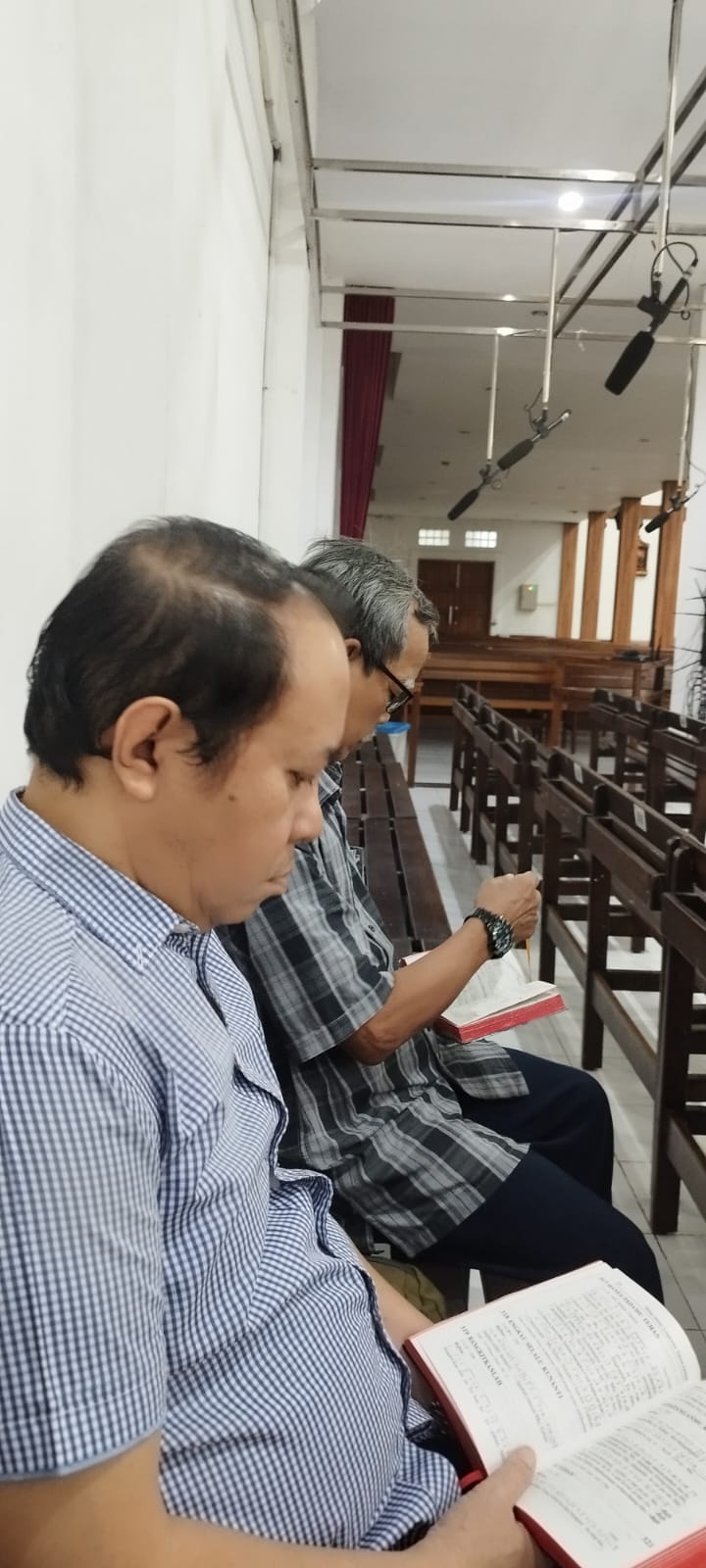 Kebersamaan Umat Lingkungan St. Gregorius dalam pelayanan