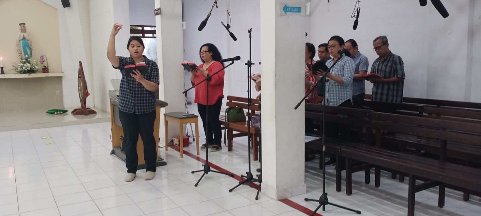 Umat Lingkungan St. Gregorius dalam pelayanan di Gereja Maguwo