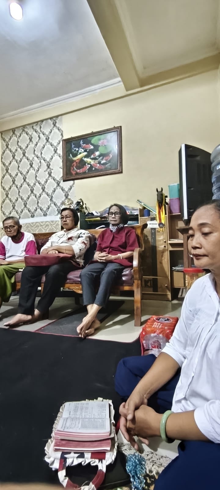 Umat Lingkungan St. Gregorius mengikuti ibadat