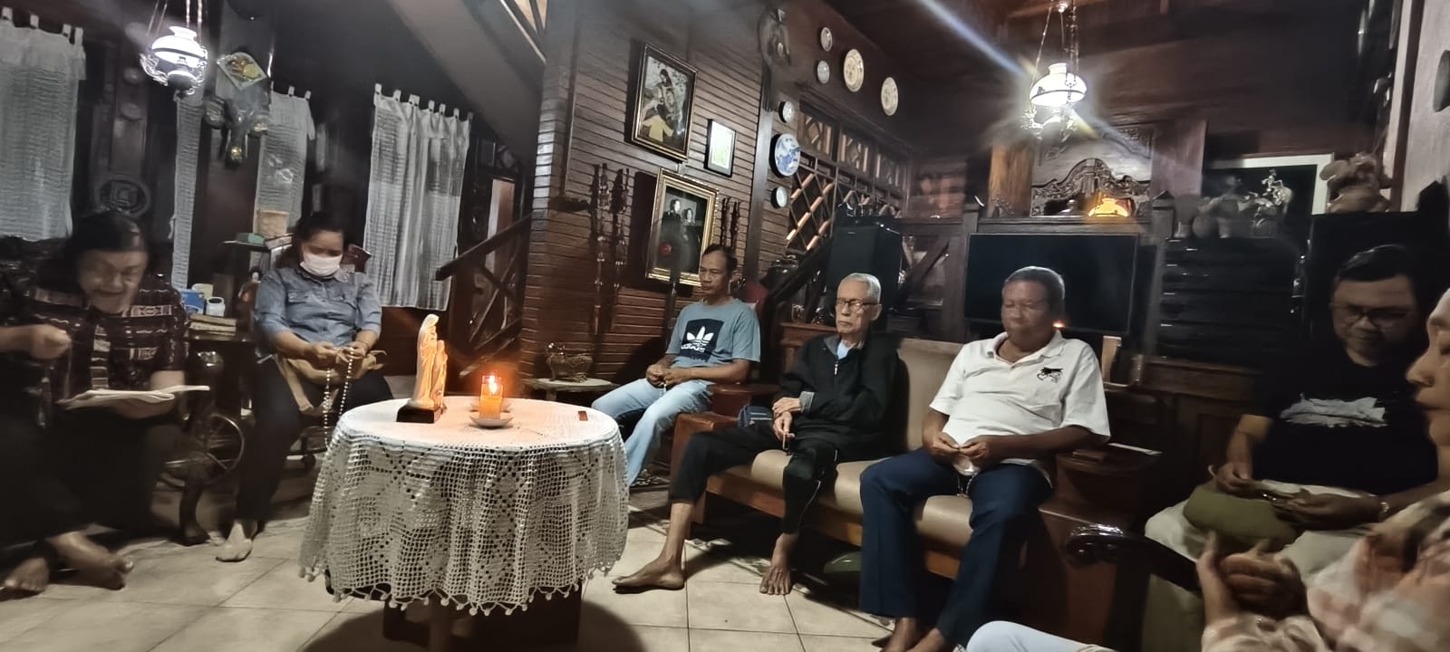 Umat mengikuti Ibadat Rosario Lingkungan St. Gregorius