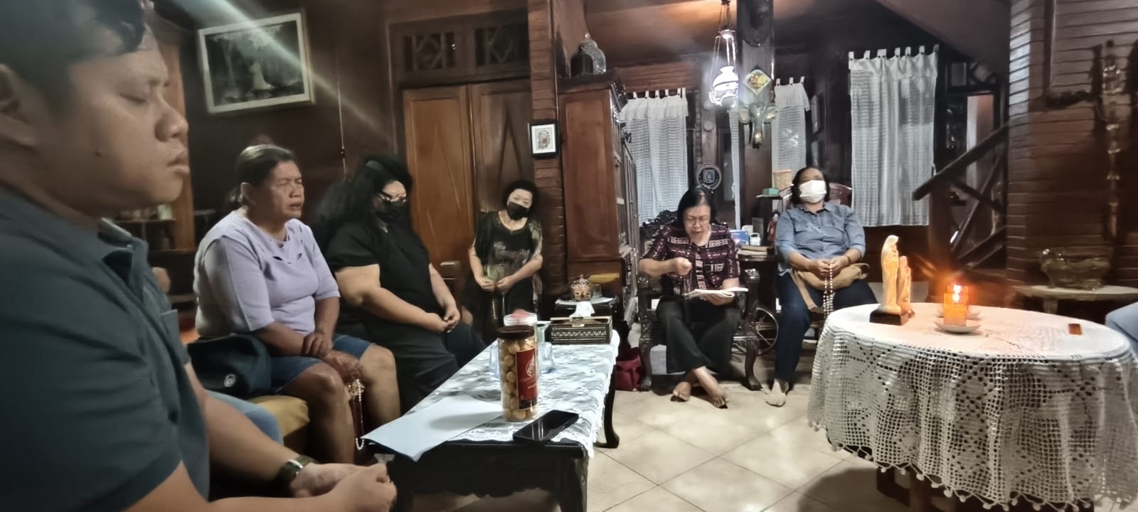 Suasana kebersamaan umat dalam Ibadat Rosario