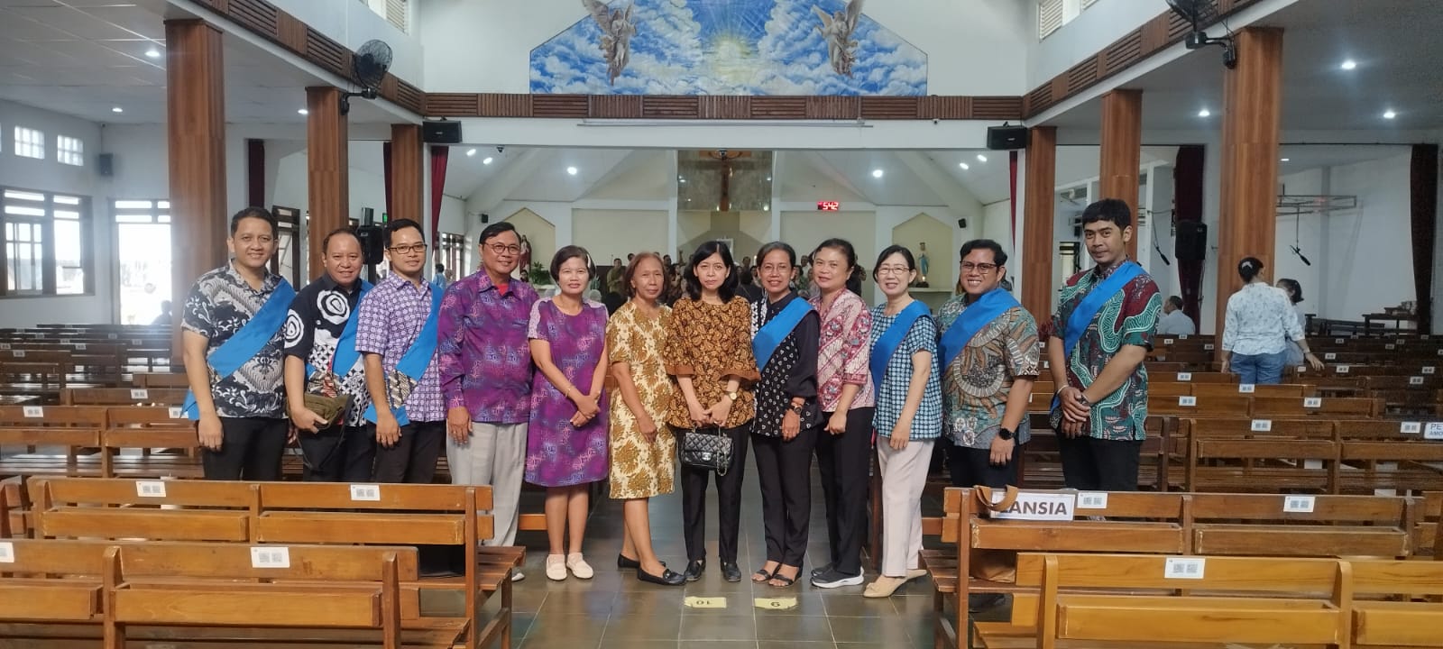 Foto bersama umat Lingkungan St. Gregorius setelah menjalankan tugas pelayanan di gereja