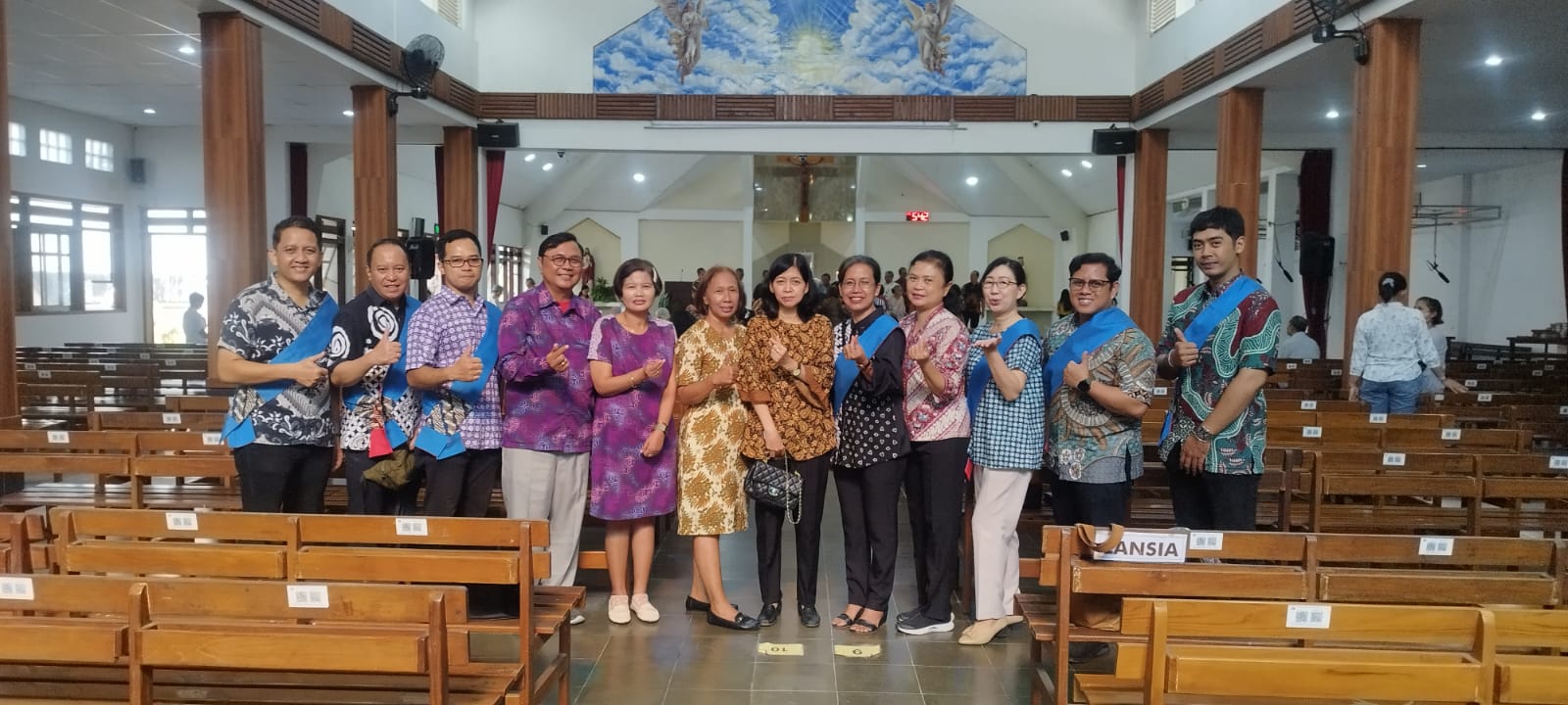 Foto bersama umat Lingkungan St. Gregorius setelah menjalankan tugas pelayanan di gereja
