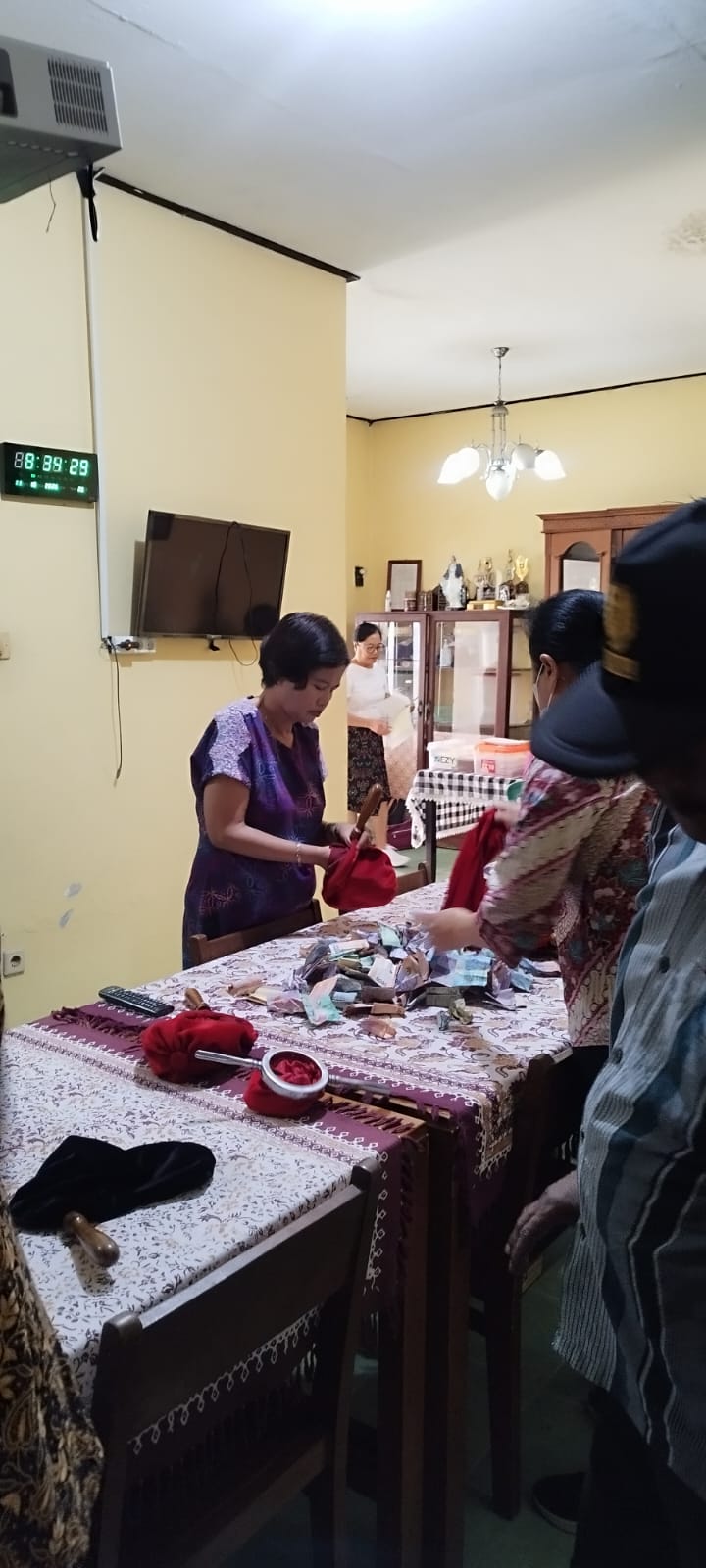 Foto bersama umat Lingkungan St. Gregorius setelah menjalankan tugas pelayanan di gereja