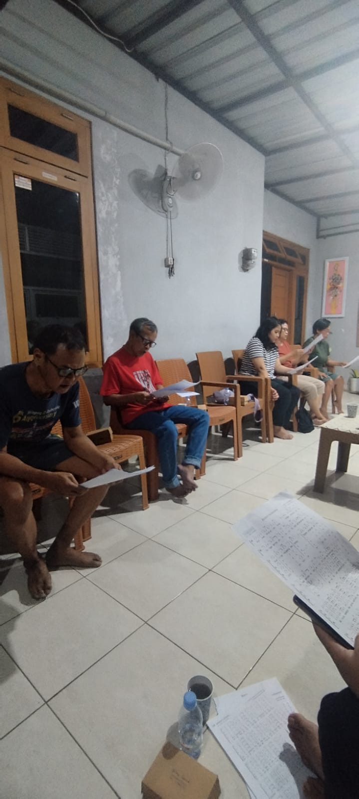 Umat berlatih bersama untuk mempersiapkan lagu-lagu Misa.