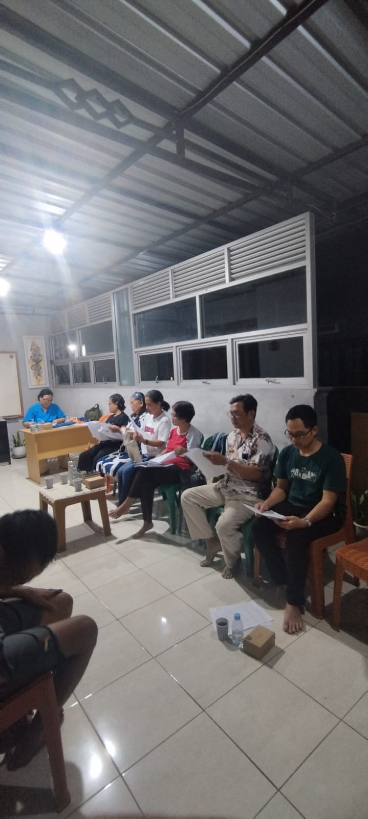 Umat Lingkungan St. Gregorius mengikuti latihan koor.