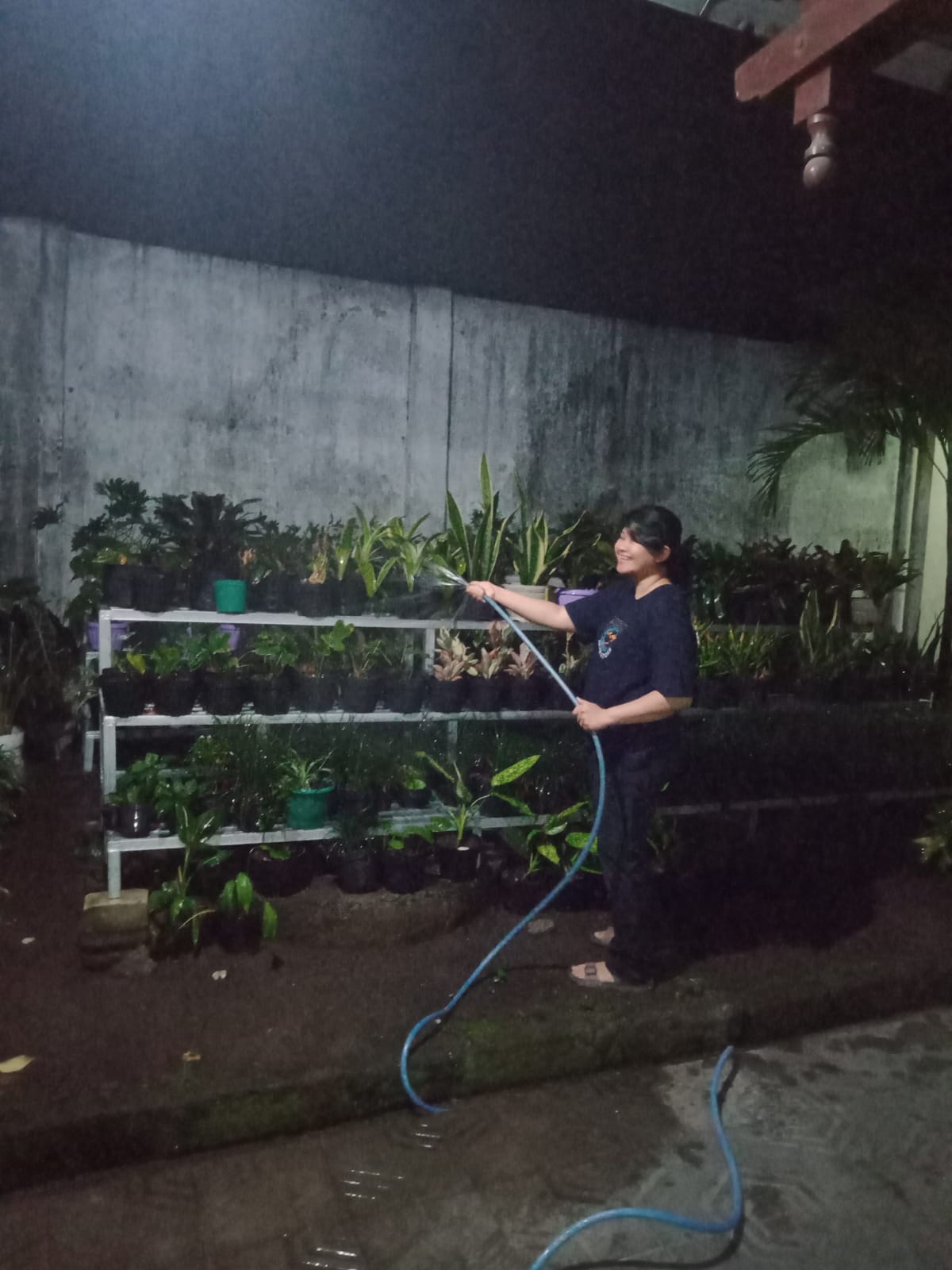 Kebersamaan umat dalam tugas piket lingkungan gereja