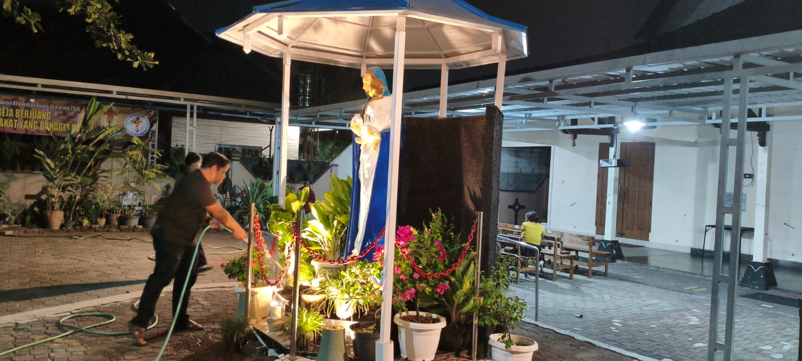 Tanaman hijau yang dirawat di Gereja Maria Bunda Allah Maguwo