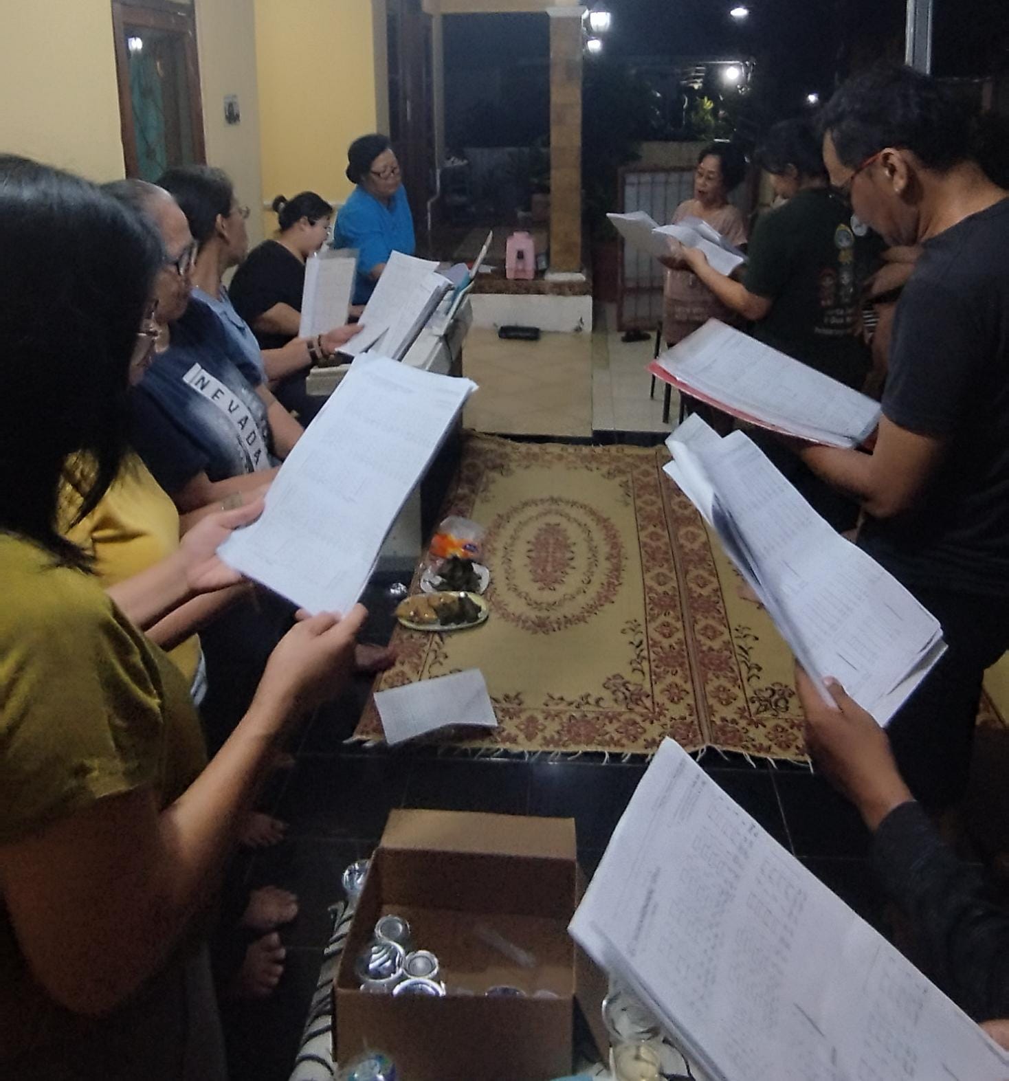 Umat Lingkungan St. Gregorius mengikuti latihan koor
