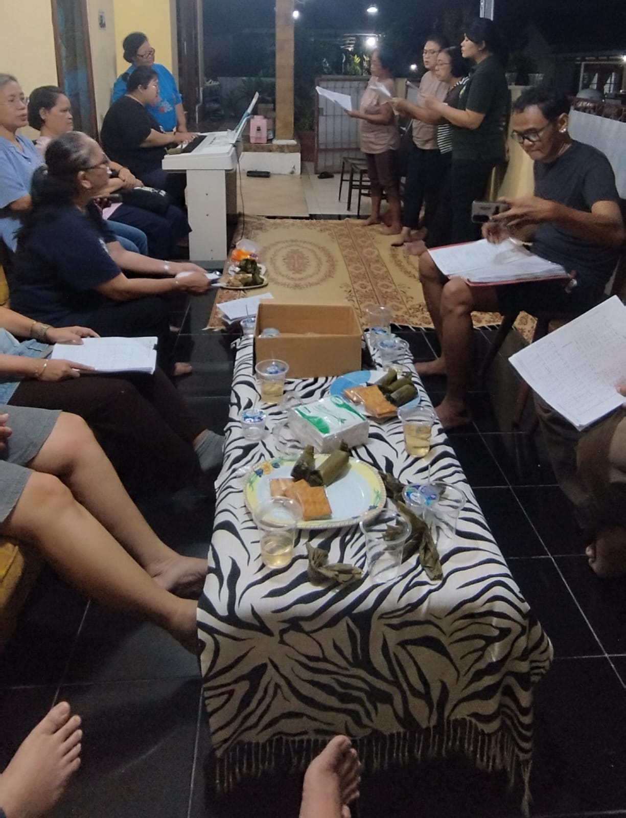 Kebersamaan umat Lingkungan St. Gregorius dalam latihan koor