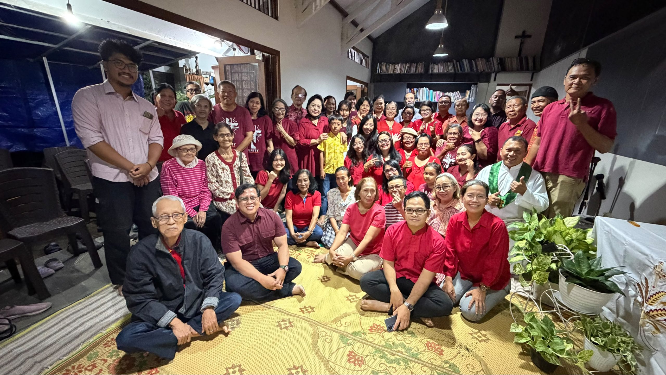 Umat Lingkungan St. Gregorius mengikuti Misa